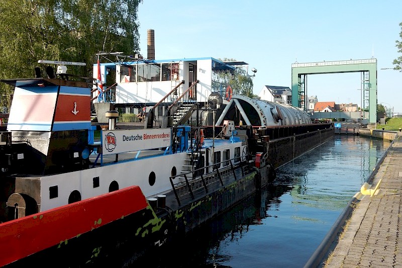 Größter europäischer Projektladungstransport über Saale und Elbe zum Hamburger Hafen