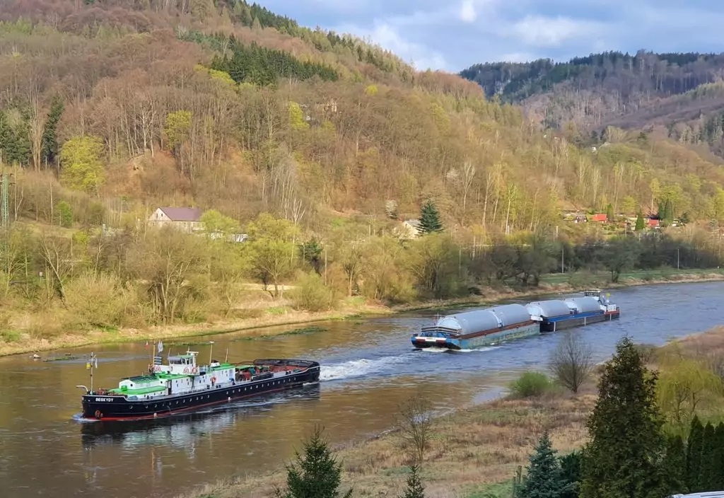 Tankbehälter auf der Elbe zur Pilsner Urquell Brauerei transportiert: Nicht nur zum Bierbrauen braucht es ausreichend Wasser